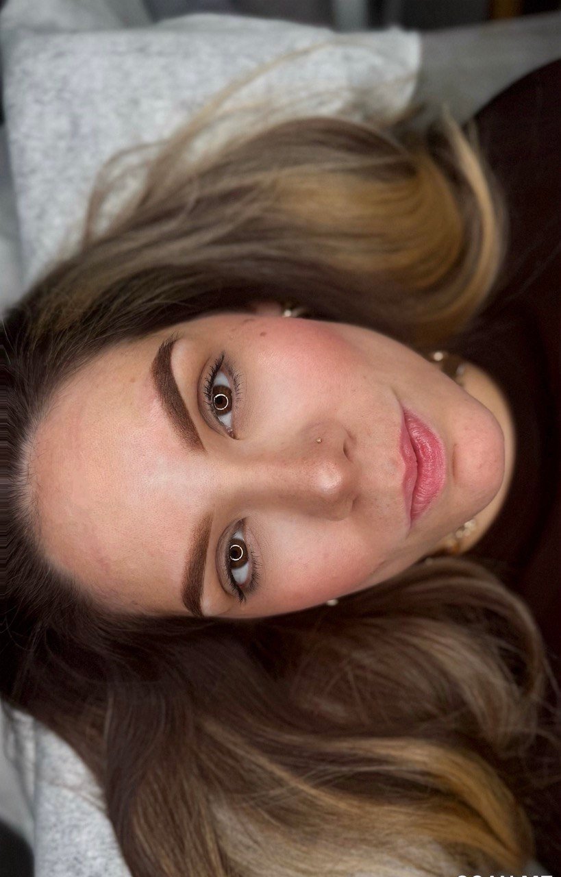 Detalle de micropigmentación de cejas efecto sombreado